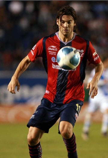 El "Indiecito", quien jugó en Argentina, España e Italia, fue partícipe de la Novena Champions de los Merengues en 2002, jugó en México para el Atlante en 2009.