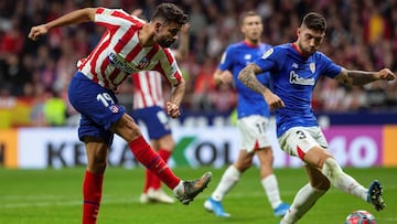 Diego Costa ante Unai N&uacute;&ntilde;ez en el estadio Wanda Metropolitano.