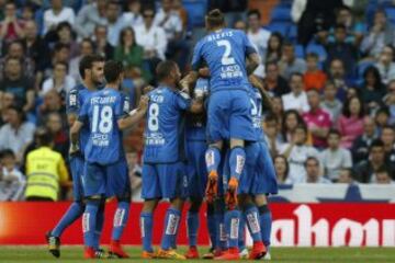 Los jugadores del Getafe celebran el primer gol marcado ante el Real Madrid, durante al partido correspondiente a la trigesimo octava, y última, jornada de Liga disputado entre ambos equipos en el estadio Santiago Bernabéu en Madrid. 