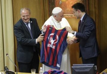 Bartomeu entrega una camiseta al Papa con la leyenda "Papa Francesc".
