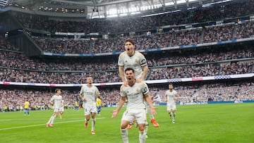 MADRID, 04/05/2024.- El centrocampista del Real Madrid Brahim Díaz (c) celebra junto a sus compañeros tras anotar el 1-0 durante el partido de la jornada 34 de la Liga EA Sports que disputan Real Madrid y Cádiz en el estadio Santiago Bernabéu en Madrid. EFE/Rodrigo Jiménez
