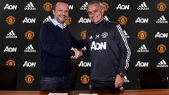 Mourinho saluda el vicepresidente ejecutivo del Manchester United, Ed Woodward, en el acto de renovaci&oacute;n de su contrato con el club.