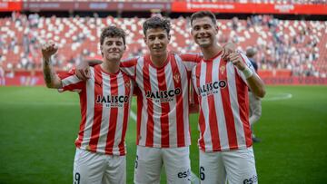 30-06-24. DANI QUEIPO, NACHO MARTÍN Y DIEGO SÁNCHEZ AL FINAL DE UN PARTIDO DEL SPORTING DE LA PASADA TEMPORADA.