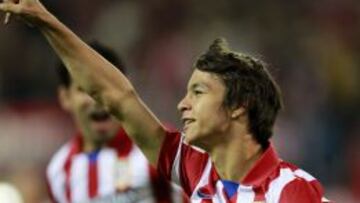 El centrocampista del Atl&eacute;tico de Madrid, Oliver Torres, celebra el primer gol del equipo rojiblanco, durante el encuentro correspondiente a la d&eacute;cima jornada de primera divisi&oacute;n, que disputan esta noche frente al Betis en el estadio Vicente Calder&oacute;n. 