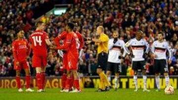 LIVERPOOL, ENGLAND - FEBRUARY 19:  Daniel Sturridge #15 of Liverpool separates Jordan Henderson #14 of Liverpool and Mario Balotelli #45 of Liverpool as they argue about who is going to take the penalty awarded to their team during the UEFA Europa League Round of 32 match between Liverpool FC and Besiktas JK at Anfield on February 19, 2015 in Liverpool, United Kingdom.  (Photo by Julian Finney/Getty Images)