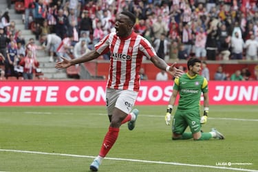 
El delantero colombiano está en uno de sus mejores momentos desde que llegó a Gijón. Un soberbio cabezazo le valió el primer gol y una definición perfecta en una contra perfectamente ejecutada supuso su segundo tanto. Las aspiraciones del equipo pasan por sus botas
