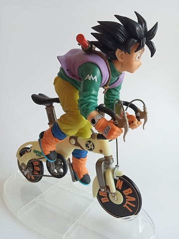 Figura de Goku en bicicleta por Banpresto