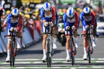 El equipo ciclista francés FDJ cruza la línea de meta de la tercera etapa.