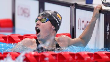 La nadadora espa&ntilde;ola Marta Fern&aacute;ndez celebra su medalla de oro tras ganar en la final de los 50m braza SB3 en los Juegos Paral&iacute;mpicos de Tokio.