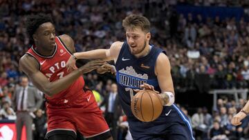 Luka Doncic penetra ante OG Anunoby y Fred VanVleet.