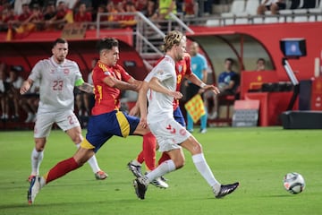 MURCIA, 12/10/2024.- El centrocampista de la selección española, Martín Zubimendi (i), disputa el balón ante el jugador de Dinamarca, Morten Hjulmand, durante el encuentro correspondiente a la fase de grupos de la Liga de Naciones que disputan hoy sábado España y Dinamarca en el estadio Enrique Roca de Murcia. EFE / Juan Carlos Caval.
