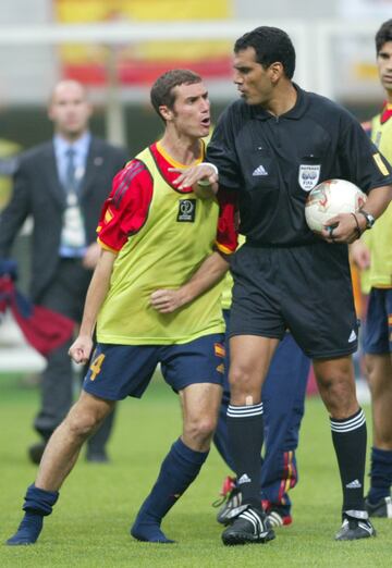 La Selección Española dirigida por José Antonio Camacho tenía la posibilidad de disputar por primera vez las semifinales de un Mundial de fútbol. Pero entonces el arbitraje de Al-Ghandour se convirtió en el protagonista del partido después de que anulara un tanto legal al combinado español. España terminó perdiendo en los penaltis en uno de los partidos más polémicos del Mundial.