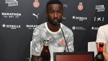 Diamanka, en una conferencia de prensa con la camiseta del Girona.