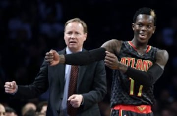 El entrenador de los Hawks, Mike Budenholzer y su jugador Dennis Schroeder.