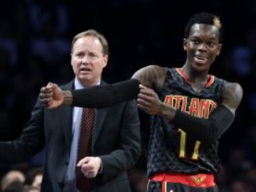 El entrenador de los Hawks, Mike Budenholzer y su jugador Dennis Schroeder.