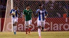 Futbolistas de Honduras celebrando su anotación frente a México en el Estadio Olímpico Metropolitano de San Pedro Sula.