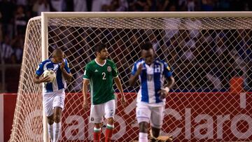 Futbolistas de Honduras celebrando su anotación frente a México en el Estadio Olímpico Metropolitano de San Pedro Sula.