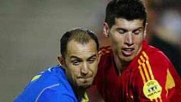 <b>LUQUE POR VICENTE.</b> Los problemas musculares del valencianista obligaron a Sáez a modificar su once titular para la Eurocopa con la incorporación del deportivista Luque.