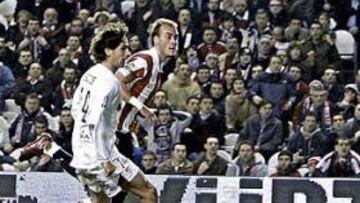 <b>RESOLVIÓ CON CLASE Y CALIDAD. </b>Yeste resuelve con categría ante la salida del meta italiano del Sevilla De Sanctis.