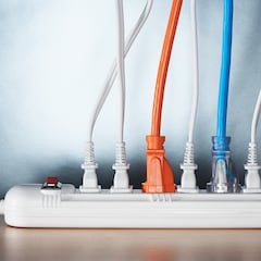 Estos son los 15 aparatos que los electricistas recomiendan no enchufar nunca a una regleta