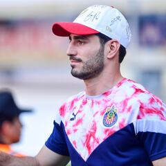 Pollo Briseño renueva por tres años con Chivas