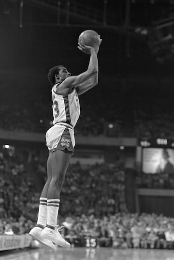 El 9 de abril de 1978, David Thompson en una derrota (139-137) de sus Denver Nuggets contra Detroit Pistons. El forward llevaba ya 53 puntos al descanso y solo anot¨® 9 puntos en el ¨²ltimo cuarto. Firm¨®, cuando todav¨ªa no hab¨ªa triples, un 28/38 en tiros con un 17/20 en tiros libres en 43 minutos. El n¨²mero 1 del draft de 1975, fue cuatro veces all star en la NBA y una en la ABA y promedi¨® entre ambas ligas m¨¢s de 22 puntos por partido. Sus vuelos hacia el aro le diero el apodo de Skywalker, y su aplastante ¨¦xito en la Universidad de North Carolina State lo convirtieron en el gran ¨ªdolo de un ni?o que crec¨ªa en la regi¨®n. Se llamaba Michael Jordan.