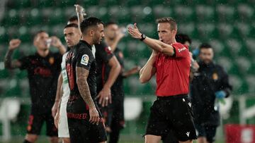 ELCHE, 10/10/2022.- El colegiado Pizarro Gómez (d) señala un penalti a favor del Mallorca durante el partido de la jornada 8 de Liga en Primera División que Elche CF y Real Mallorca disputan hoy lunes en el estadio Martínez Valero, en Elche. EFE/ Biel Alino