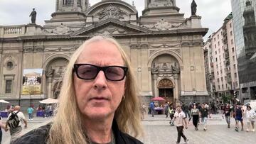 Leyenda de Alice in Chains sorprende en Plaza de Armas y prueba el completo chileno: esto pasó