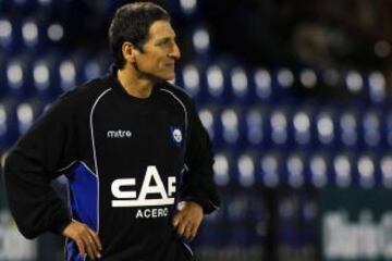 Como entrenador, Mario Salas dirigió dos partidos contra Colo Colo en el Monumental, con un empate y una derrota.