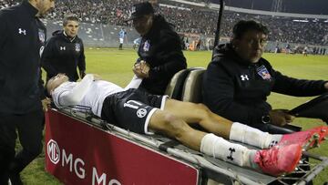 Futbol, Colo Colo vs Deportes Antofagasta
Decima fecha, campeonato Nacional 2019
El jugador de Colo Colo Gabriel Suazo abandona la cancha en camilla durante el partido de primera division contra Deportes Antofagasta disputado en el estadio Monumental de Santiago, Chile.
26/04/2019
Andres Pina/Photosport
Football, Colo Colo vs Deportes Antofagasta
10th date, 2019 National Championship
Colo Colo's player Gabriel Suazo leaves the field on a stretcher during the first division match against Deportes Antofagasta held at the Monumental stadium in Santiago, Chile.
26/04/2019
Andres Pina/Photosport