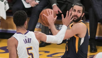 LAX008. LOS ÁNGELES (EE.UU.), 08/04/2018.- El jugador español de Utah Jazz Ricky Rubio (d) en acción ante Josh Hart (i) de los Lakers, durante un partido de baloncesto de la NBA diputado entre Los Ángeles Lakers y Utah Jazz hoy, domingo 8 de abril de 2018, en el Staples Center de la ciudad de Los Ángeles (EE.UU.). EFE/Javier Rojas