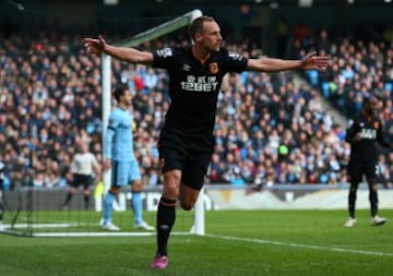 Manchester City sólo salvó un empate en la agonía ante Hull City.