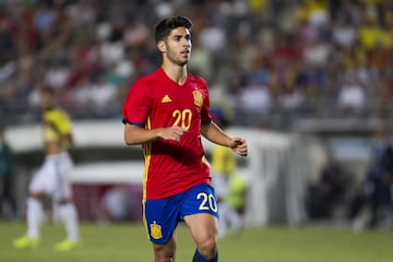 Líder del Mallorca se convirtió también en referente de la Selección Sub-19, logrando la Eurocopa y ser el mejor jugador del Europeo. Habitual en las convocatorias de las categorí­as inferiores de la Selección, debutarí­a en 2012 con la Sub-16.