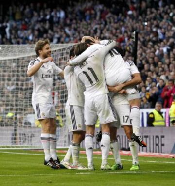Los jugadores celebran el 3-0 de Nacho.