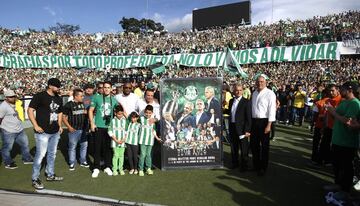 El vallecaucano recibió un homenaje de la afición que llenó la tribuna sur del estadio de Medellín.