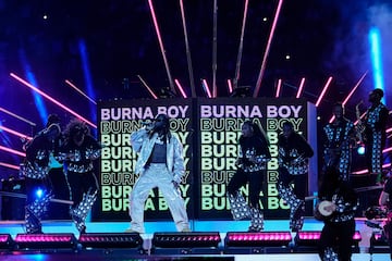 La final de la Champions League 2023 en el Estadio Olímpico Atatürk de Estambul, Turquía, contó con un espectáculo musical protagonizado por Burna Boy y Anitta, quienes ofrecieron una actuación vibrante antes del partido entre Manchester City e Inter de Milán.
Burna Boy, el artista nigeriano ganador de un Grammy, llevó su característico estilo afrobeat al escenario. Interpretó algunos de sus éxitos más conocidos, como 'Last Last' y 'Ye', con una energía contagiosa que hizo vibrar a los aficionados en el estadio y a los millones de espectadores que seguían la transmisión en todo el mundo.
