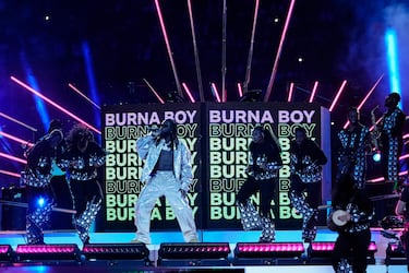 La final de la Champions League 2023 en el Estadio Olímpico Atatürk de Estambul, Turquía, contó con un espectáculo musical protagonizado por Burna Boy y Anitta, quienes ofrecieron una actuación vibrante antes del partido entre Manchester City e Inter de Milán.

Burna Boy, el artista nigeriano ganador de un Grammy, llevó su característico estilo afrobeat al escenario. Interpretó algunos de sus éxitos más conocidos, como 'Last Last' y 'Ye', con una energía contagiosa que hizo vibrar a los aficionados en el estadio y a los millones de espectadores que seguían la transmisión en todo el mundo. 