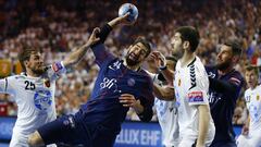 Nikola Karabatic intenta lanzar ante Luka Cindric y Vuko Borozan en el partido por el tercer y cuarto puesto de la Champions League entre Paris Saint-German y HC Vardar.