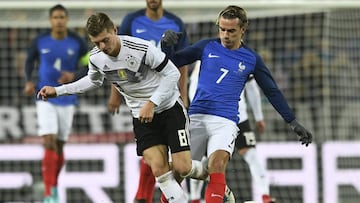 AL01. COLONIA (ALEMANIA), 14/11/2017.- El jugador de la selecci&oacute;n alemana Toni Kroos (i) disputa un bal&oacute;n frente al jugador franc&eacute;s Antoine Griezma (d) hoy, martes 14 de noviembre de 2017, durante un partido amistoso internacional entre las selecciones nacionales de f&uacute;tbol de Alemania y Francia, en Colonia (Alemania). EFE/SASCHA STEINBACH