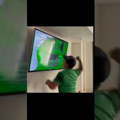 Mexicano rompe y acuchilla su pantalla tras derrota de El Tri