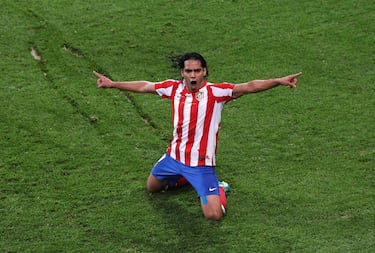 El colombiano se convirtió durante su etapa en el Atlético probablemente en el mejor ariete del mundo. Dos temporadas de rojiblanco le valieron para entrar en la historia del club. Tras sus primeros meses con Gregorio Manzano en el banquillo (11 goles), la llegada de Simeone le reencontró con el técnico que ya le había dirigido en River y que le potenció como un animal del área. Falcao consiguió 70 goles en 91 partidos en el Atlético y dejó actuaciones antológicas. Tres títulos, el primero como máximo goleador de la Europa League 2011-12, con 12 tantos en 15 partidos, y un doblete en la final de Bucarest contra el Athletic para cerrar el curso con 36 dianas. Posteriormente haría un hat-trick en la Supercopa de Europa frente al Chelsea que le coronó y le sirvió para estar en el once mundial de 2012. Un repóker contra el Deportivo fue otra de sus actuaciones imborrables en Liga, antes de levantar la Copa del Rey con su asistencia a Diego Costa en la final del Santiago Bernabéu.