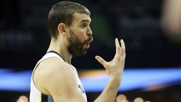 MEM10 - MEMPHIS (EE.UU.), 18/11/2017.- Marc Gasol de Grizzlies reacciona en el partido ante Rockets, durante su juego de la NBA en el FedExForum en Memphis, Tennessee, EE.UU., hoy 18 de noviembre de 2017. EFE/ Mike Brown