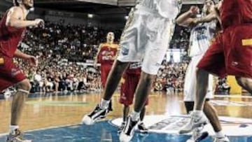 <b>PESE AL REBOTE. </b>Argentina estuvo mejor bajo tableros, pero no se pudo llevar la victoria.