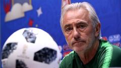 Bert van Marwijk durante una conferencia de prensa.