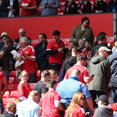 Explosión controlada de un paquete en Old Trafford que obligó a la suspensión