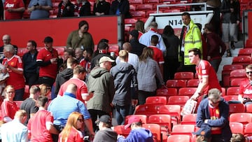 Explosi車n controlada de un paquete en Old Trafford que oblig車 a la suspensi車n