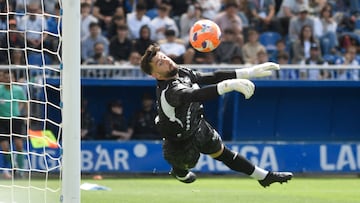 Antonio Sivera despeja un balón.