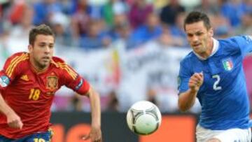 "Esta claro que España juega bien con un delantero puro, aunque el otro día también jugó muy bien con Cesc", dice el internacional español del Valencia.