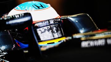 Fernando Alonso subido en el McLaren en Rusia.