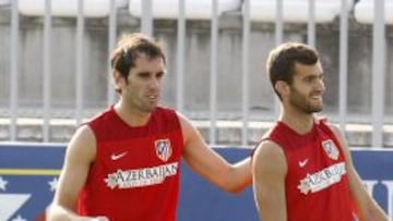 El uruguayo Godín y el brasileño Baptistao durante un entrenamiento del Atlético de Madrid.